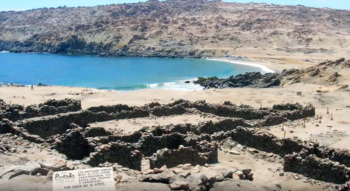 Complejo Arqueológico y playa de Puerto Inca