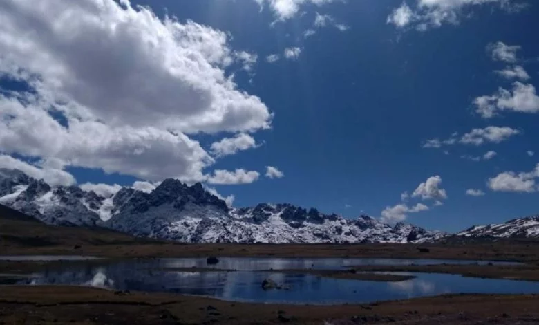 Laguna en el Nevado de Allincapac en la provincia de Carabaya de Puno