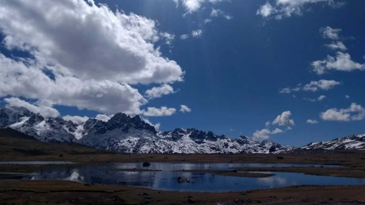 Laguna en el Nevado de Allincapac en la provincia de Carabaya de Puno