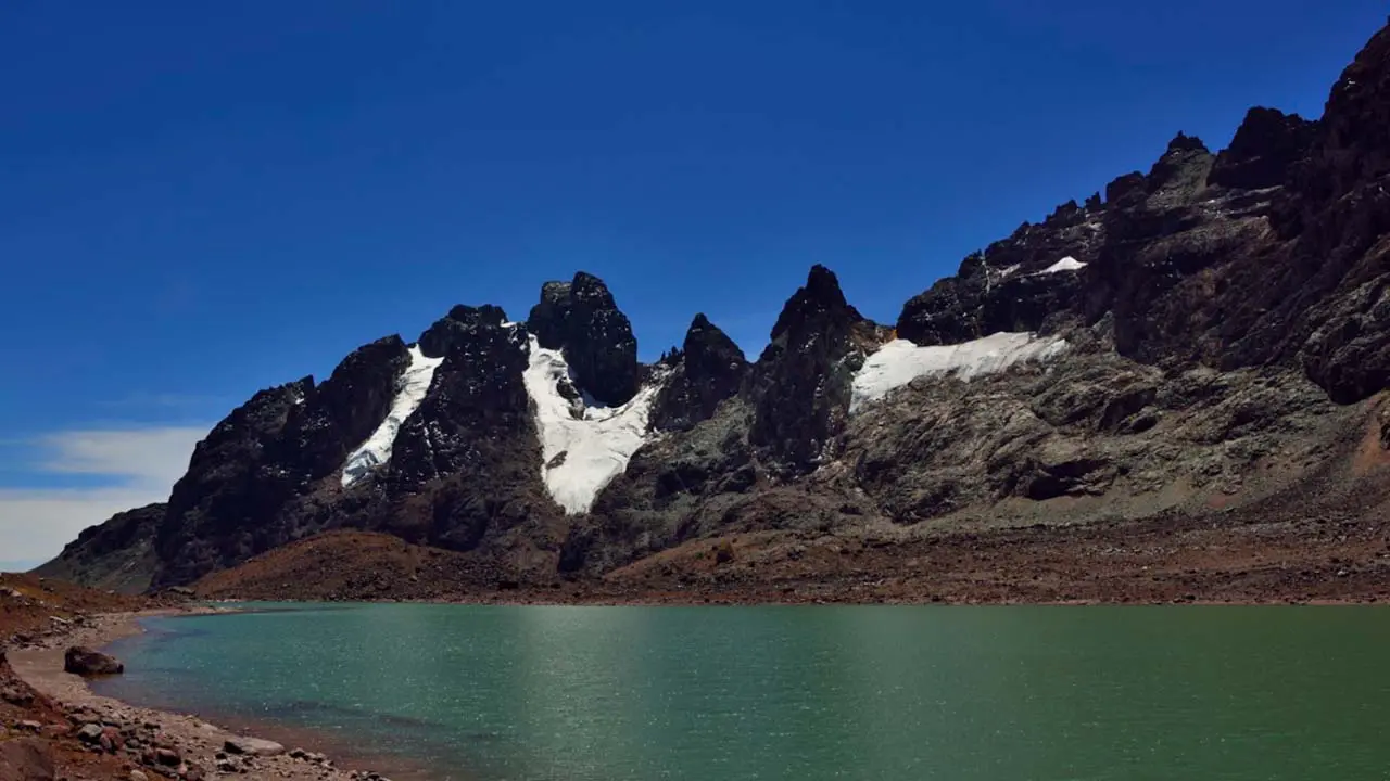 Laguna en las faldas del nevado Huaynaccapac en Carabaya Puno