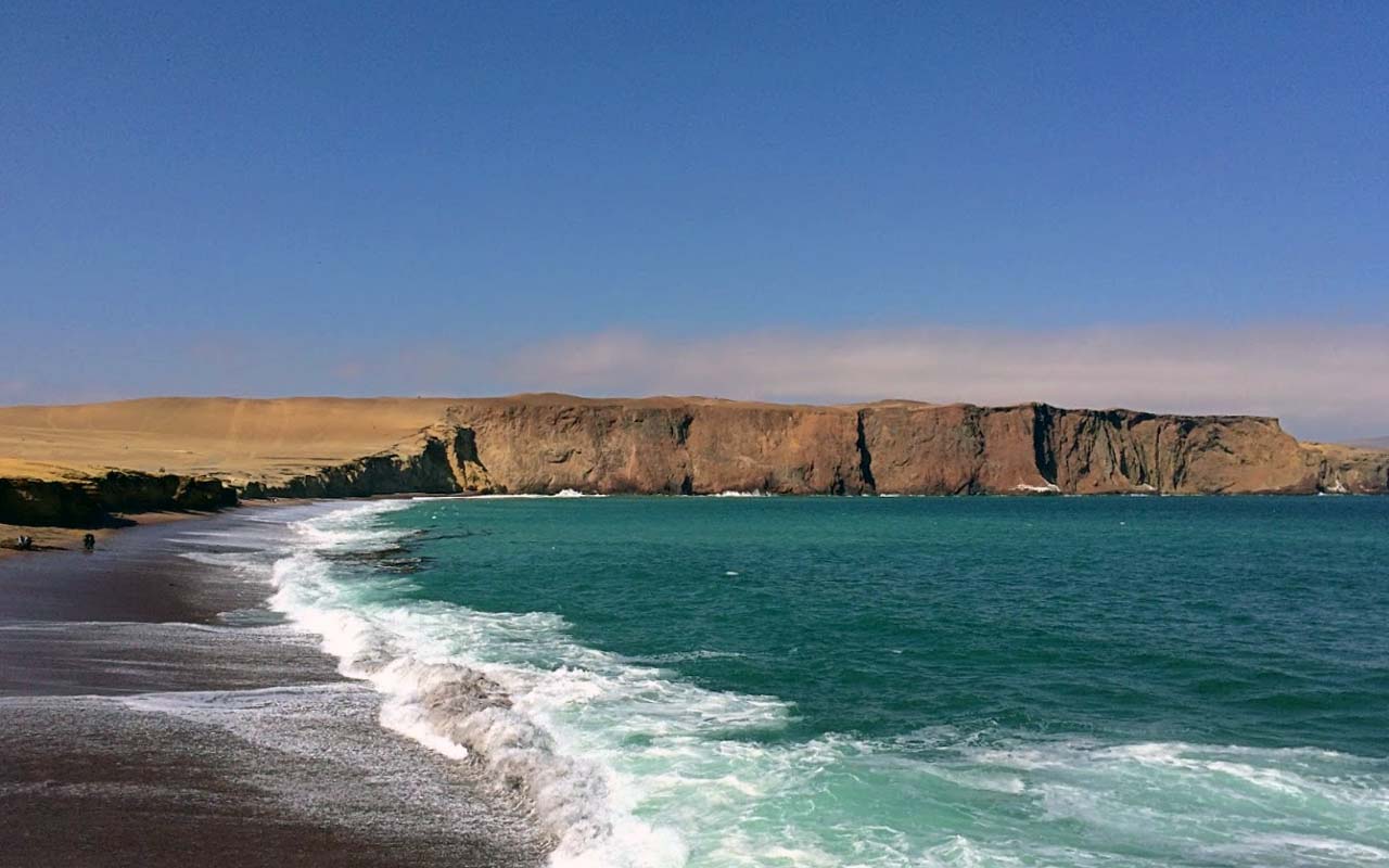 Playa Roja en la Reserva Nacional De Paracas Ica