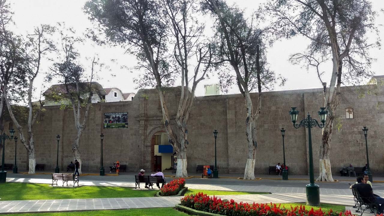 Muro de la antigua iglesia motriz en la plaza de armas de moquegua