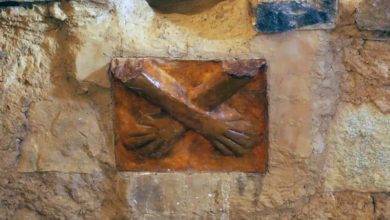 Escultura de la Manos Cruzadas en Huánuco