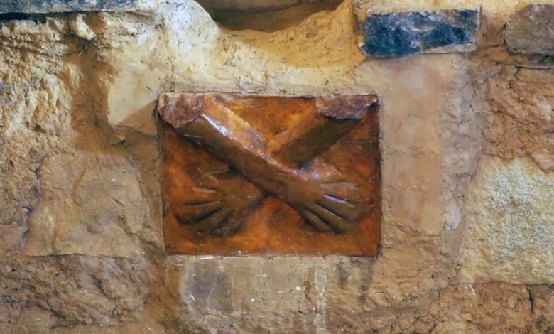 Escultura de la Manos Cruzadas en Huánuco